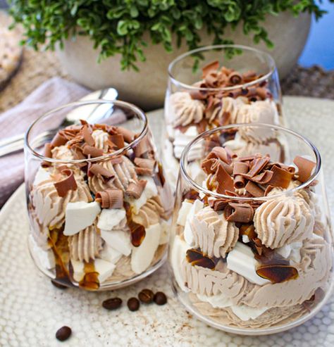 Christmas Eton Mess, Fine Dining Recipes Desserts, Espresso Martini Dessert, Eton Mess Recepten, Eaton Mess Recipe, Espresso Dessert Recipes, Eton Mess Dessert, Eton Mess Recipe, Eaton Mess