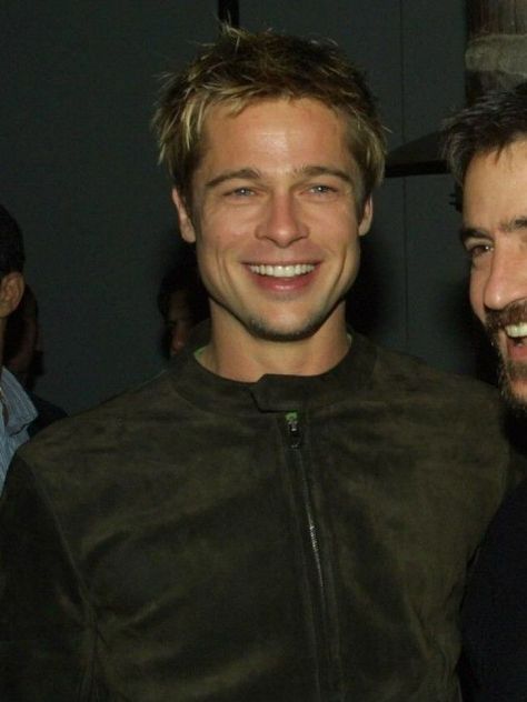 Brad Pit 2000s, Brad Pitt With Fans, Brad Pitt Early 2000s, Bradd Pit 80s, Brad Pitt 00s, Brad Pitt Blonde, Hot 90s Actors, Brad Pitt Smile, Brad Pitt 2000s