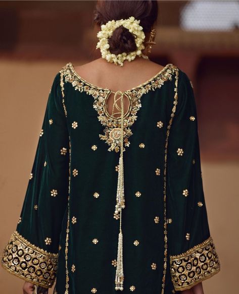 Annus Abrar, Suits Punjabi, Sleeves Embroidery, Embroidery Border, Pakistani Formal Dresses, Back Embroidery, Velvet Dress Designs, Bridal Dresses Pakistan, Pakistani Wedding Outfits