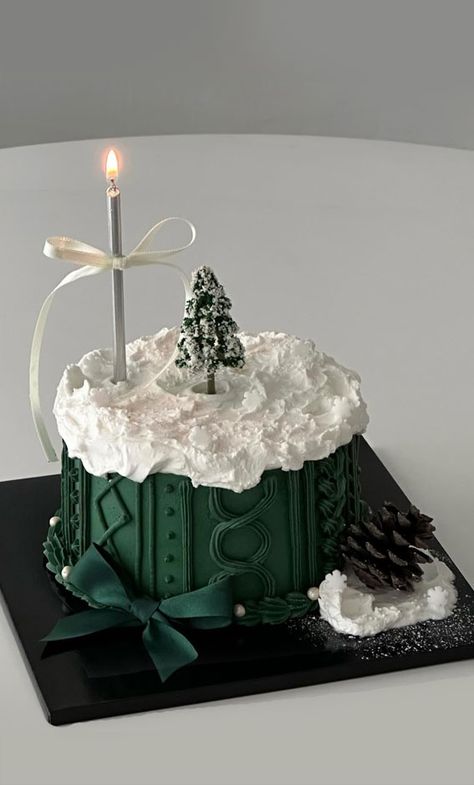 festive cake, winter cake, Christmas cake ideas, festive Christmas cake ideas, winter cake decoration, festive cake pictures, festive cake aesthetic Royal Iced Christmas Cake, Cascade Cake Design, Winter Fondant Cake Ideas, Christmas Present Cake Ideas, Iced Christmas Cake, Christmas Jumper Cake, Winter Scene Cake, Christmas Tree Cake Decoration, Christmas Birthday Cakes For Women