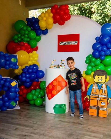 Lego Birthday Balloon Decoration, Lego Theme Balloon Arch, Lego Birthday Party Balloon Arch, Lego Party Decorations Backdrops, Lego Birthday Party Ideas Decorations, Lego Birthday Decor, Lego 4th Birthday Party, Lego Balloon Decorations, Lego Birthday Backdrop