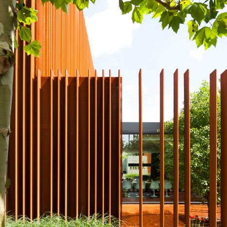 Strips of pre-rusted Corten steel run in vertical columns around this Belgian house. Corten House, Weathering Steel, Steel Fence, Cement Planters, Modern Fence, Fence Landscaping, Metal Fence, Backyard Fences, Wooden Fence