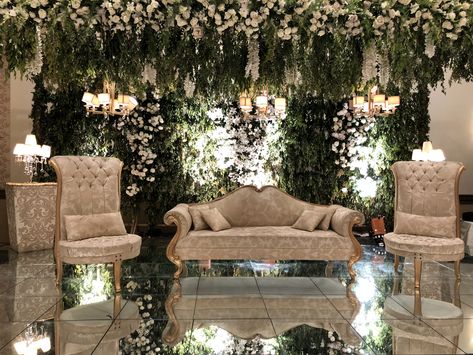 Pakistani Wedding Theme Ideas, Walima Decoration Pakistan, Pakistani Engagement Decor, Pakistani Wedding Hall Decorations, Valima Stage Decor, Pakistani Wedding Venue Ideas, Pakistani Wedding Stage Decor, Barat Decor, Wedding Stage Decorations Pakistani