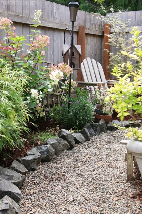 I'm thinking pea gravel for the river patio in the old foundation - looks and feels rustic while still maintaining beauty Garden Scapes, Patio Edging, Pea Gravel Patio, Gravel Landscaping, Gravel Patio, Garden Stepping Stones, Gravel Garden, Pea Gravel, Garden Walkway