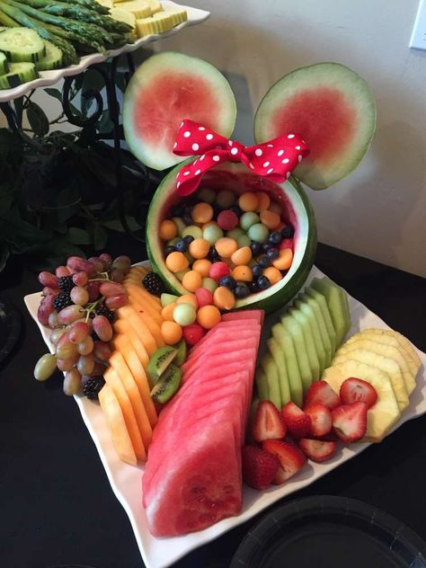 Watermelon Carving Graduation, Watermelon Carving Wedding, Watermelon Carving Easy, Cupcakes Minnie Mouse, Birthday Party Sweets, Watermelon Fruit Salad, Baby Shower Watermelon, Baby Shower Fruit, Minnie Mouse Birthday Party Decorations