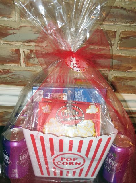 Room Mom Extraordinaire: Gift Idea - movie gift basket for teacher Family Fun Night Basket, Valentines Presents For Boyfriend, Game Night Gift Basket, Teacher Gift Basket, Movie Basket, Popcorn Gift Basket, Movie Basket Gift, Movie Night Basket, Movie Night Gift Basket