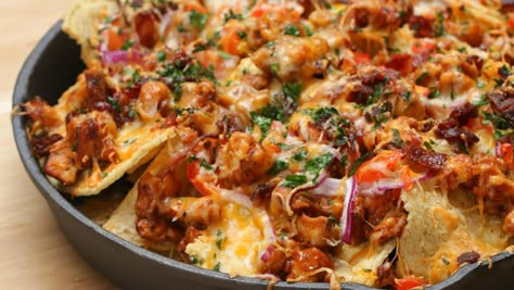 Bbq Chicken Nachos, Chicken Nachos Recipe, Cheesy Nachos, Low Carb Vegetarian Recipes, Chicken Nachos, Nachos Recipe, Canola Oil, Bbq Chicken, Freshly Ground