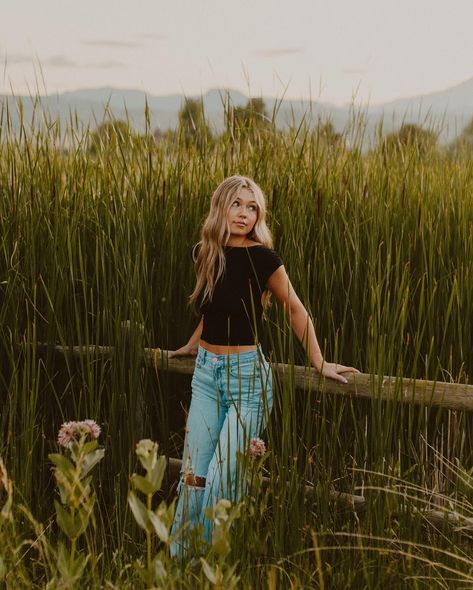 Senior photos for the beautiful @jaedyn_symons 🌞🫐🥝 pt.1 Photoshoot Poses Senior Pics, Fall Flower Top Photoshoot, Senior Picture Ideas On A Bridge, Senior Picture With Mirror, Senior Picture Ideas Female, Senior Photoshoot Outfits High Schools, Personality Senior Pictures, Photography Poses In Jeans, Senior Fall Photoshoot