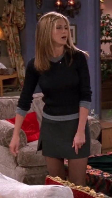 Rachel Green Outfits Mini Skirt, Rachel Green Style Aesthetic, Rachel Green Brown Leather Jacket, Rachel Style Friends, Rachel Green Mini Skirt Outfit, Rachel Green Plaid Skirt Outfit, Rachel Green Black Mini Skirt, Rachel Green Outfits Ralph Lauren, Rachel Green Cardigan Outfit