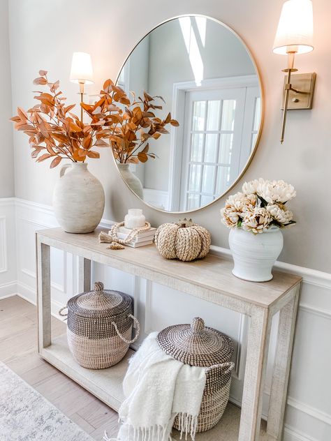 Entryway Decor Small Apartment, Entry Table Decor Fall, Entry Table Halloween Decor, Decorative Table Ideas, First Home Ideas Decor, Fall Decor Entryway Table, Thanksgiving Entryway Decor, Small Apartment Entrance, Fall Foyer Decor