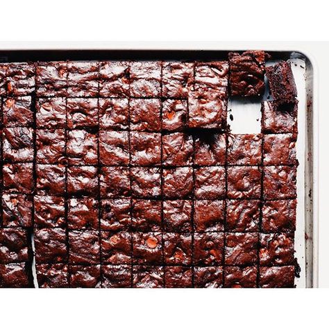 Half Sheet Brownies, Sheet Desserts For A Crowd, Easy Sheet Pan Brownies, How To Serve Brownies At A Party, Half Sheet Pan Desserts, Sheet Brownies, Sheet Desserts, Brownies Cup, Sheet Pan Brownies