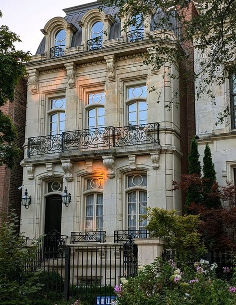 Original Chicago | Lovely home on North Kenmore Street. | Facebook Chicago Townhouse Interiors, Town House Exterior, Chicago Brownstone, Chicago Townhouse, Downtown House, Brownstone Interiors, Homebody Club, Racecar Driver, Chicago Homes