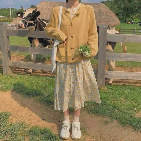 Cute Apron Outfit, Vintage Outfit Aesthetics, Cottage Style Outfits, Modest Outfit Aesthetic, Comfy Korean Outfits, Cottagecore Outfits, Cottagecore Fashion, Korean Outfits, Looks Vintage