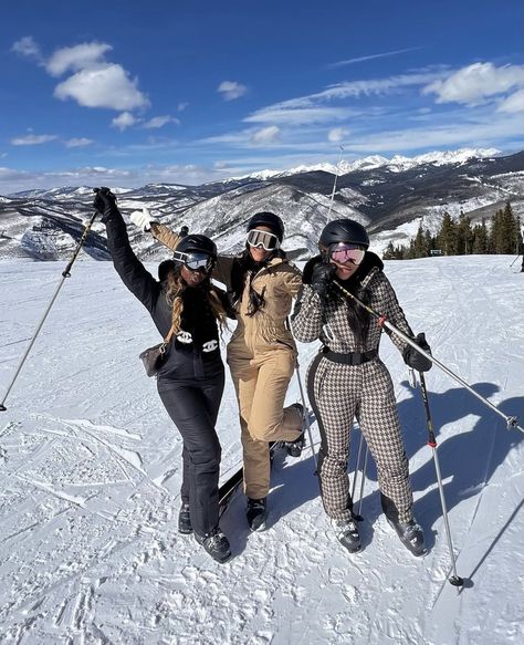 Black ladies ski Ski Aesthetic Outfits, Snow Trip Outfit, Aspen Outfits, Aspen Outfit Winter, Cabin Trip Outfit, Women Ski Outfit, Ski Trip Outfit, Outfits Black Women, Ski Aesthetic