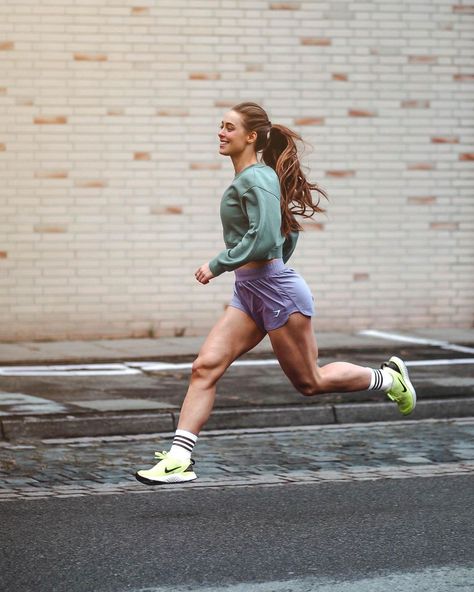 @franziskaschoebel shared a photo on Instagram: “Just came back from a run ✨🏃🏼‍♀️ wie war es heute bei euch? Laufen oder #homeworkout ? Summary: 5,93km • 31:39• 5‘20 • 158PBM • 372kcal…” • Jan 12, 2021 at 3:51pm UTC Running Inspiration Photos, After Run Stretches, Post Run Stretches, Post Workout Stretches, Running Aesthetic, Stretches For Runners, Slow Runners, Running Pace, Half Marathon Training Plan