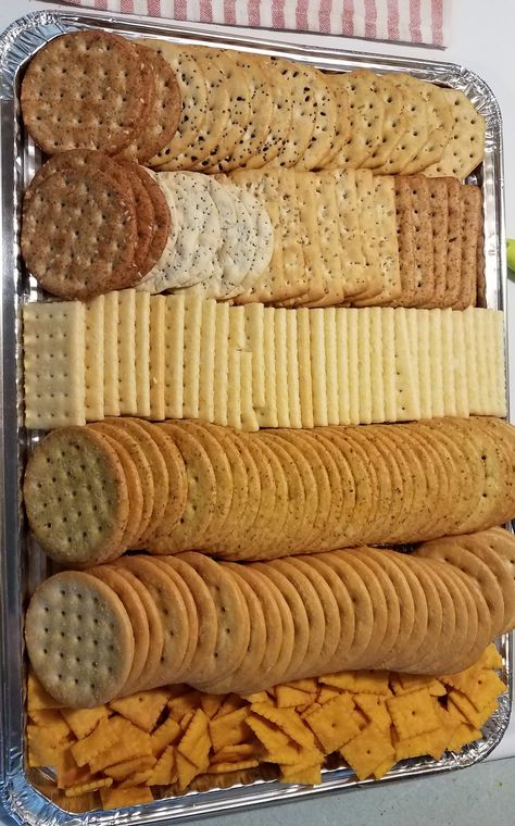 Cracker Tray Ideas Party Platters, How To Display Crackers For A Party, Cracker Display Ideas, Cracker Platter Ideas, Cracker And Cheese Platter Ideas, Cracker Tray Ideas, Crackers Charcuterie Board, Cheese And Cracker Tray Ideas, Fancy Catering