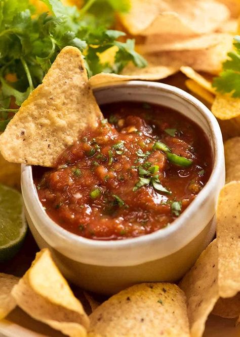 Salsa recipe for restaurant style salsa. Salsa in a ceramic bowl with corn chips. Restaurant Salsa Recipe, Salsa Recept, Restaurant Style Salsa Recipe, Restaurant Salsa, Pesto Hummus, Mexican Salsa Recipes, Fried Peppers, Restaurant Style Salsa, Homemade Salsa Recipe