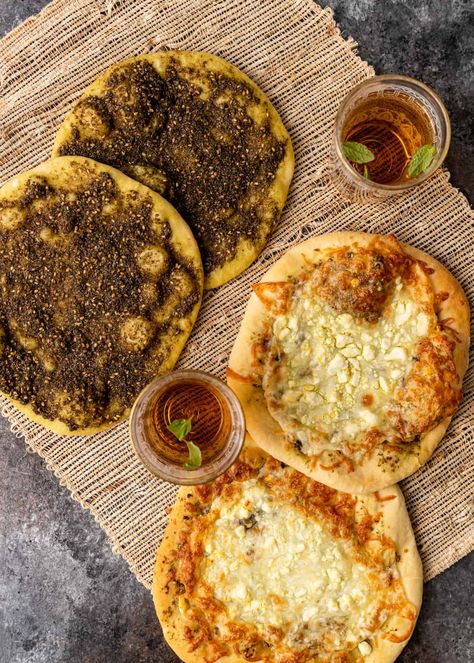 Manakish Recipe, Lebanese Flat Bread, Zaatar Bread, Manakeesh Recipe, Zatar Recipes, Zaatar Recipe, Arabisk Mad, Lebanese Breakfast, Za Atar