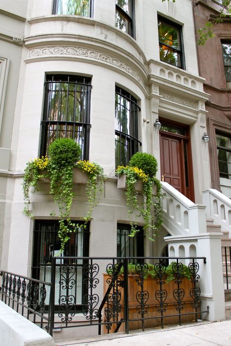 Stoopin' Around: Stoops on Upper West Side Manhattan New York Brownstone Nyc, Apartamento New York, Apartment Building Exterior, Apartment Exterior, Upper West Side, New York Apartment, Manhattan New York, Nyc Apartment, Dream Apartment