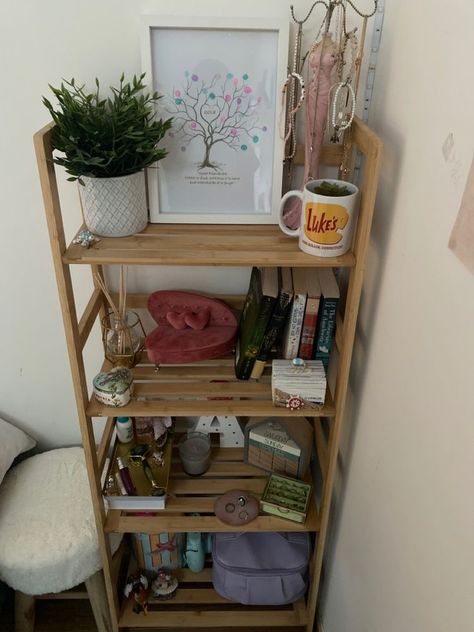 Wooden Shelf Aesthetic, Shelf Next To Desk, Cubby Storage Ideas Bedroom Aesthetic, Beachy Bookshelf, Cute Shelf Ideas, Small Shelf Decor, Drawer Decor, Indian Room, Small Bedroom Storage