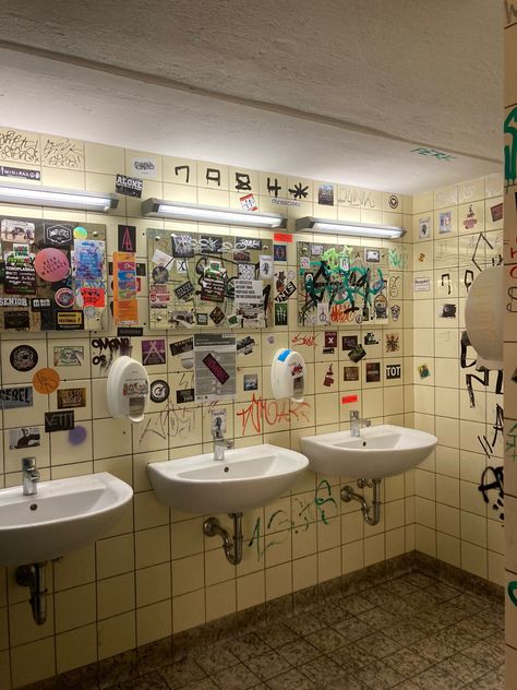 Men’s Public Bathroom, Toilet Aesthetic Grunge, Graffiti In Bathroom, Highschool Bathroom Graffiti, Bathroom Ideas Grunge, Public Restroom Aesthetic, Cool Public Bathrooms, Aesthetic Public Bathroom, Cool Bar Bathrooms