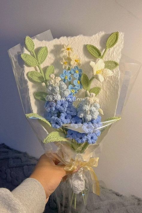 Graduation gift idea: crochet grape hyacinth and forget-me-not flower bouquet in blue Crochet Bouquet Flowers For Boyfriend, Crochet Gift Idea For Boyfriend, Crochet Bouquet For Boyfriend, Crochet A Bouquet Of Flowers, Knitted Bouquet Of Flowers, Crochet Things To Make Your Boyfriend, Aesthetic Crochet Flowers, Easy Crochet For Boyfriend, Crochet Bouquet Arrangement