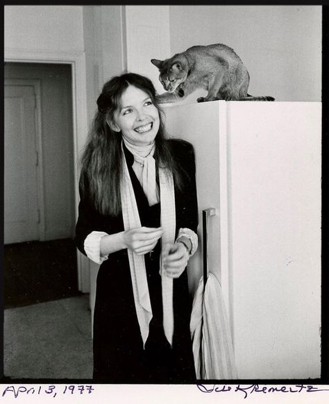 Diane Keaton in her Manhattan apartment with Buster, an Abyssinian. Diane Keaton Aesthetic, Diane Keaton Style 70s, Taylor Swift And Benjamin, Diane Keaton Outfits, Diane Keaton Fashion, Diane Keaton Style, Dianne Keaton, Benjamin Button, Annie Hall