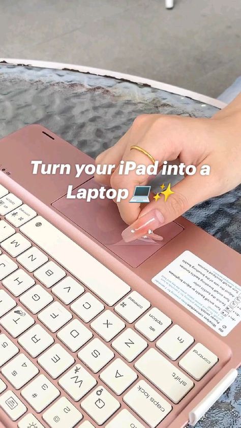 cute iPad case 👇🏻 Ipad Laptop Setup, Make Ipad Aesthetic, Ipad As Laptop, Cute Ipad Cases With Keyboard, Ipad Assessories Awesome, Cute Apple Pencil Case, Cute Ipad Accessories, Ipad Desk Setup Aesthetic, Cute Ipad Aesthetic