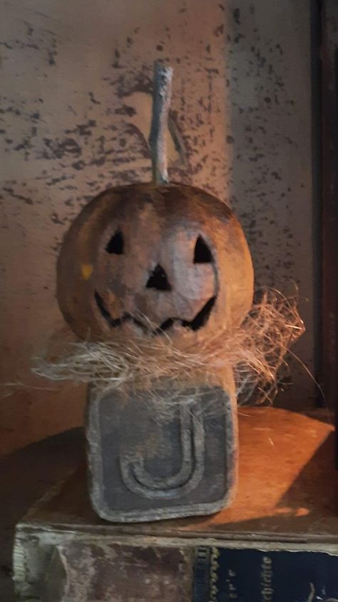 Primitive Fabric Pumpkins, Primitive Halloween Decorating Ideas, Primitive Halloween Dolls, Primitive Fall Decorating Ideas, Primitive Halloween Crafts, Primitive Fall Decorating, Halloween Cloche, Fall Primitives, Primitive Fall Crafts