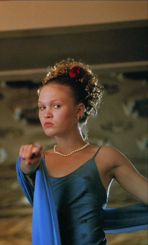 10 Things I Hate About You (1999) - Kat Stratford Kat Stratford Prom, Kat Stratford, 10 Things I Hate About You, Prom Hair, Prom, Hairstyles, 10 Things, Hair, Blue