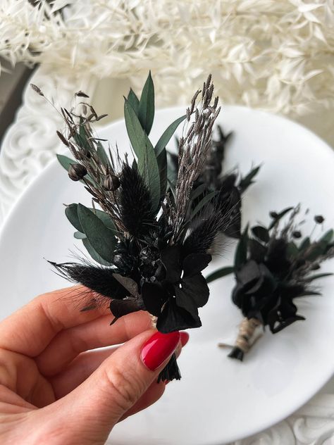 Dried flower boutonniere for Dark Moody Wedding ceremony. Dark Greenery Wedding Bouquet, Black Boutineer Ideas, Celestial Boutonniere, Dark Wedding Groom, Moody Wedding Groomsmen, Dark Moody Wedding Bouquet, Dark And Moody Wedding Arch, Gothic Wedding Boutonniere, Moody Wedding Favors