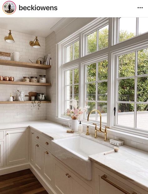 White U Kitchen, Window By Sink Kitchen, Kitchen Design Window Over Sink, Country Style Sink, Windows Above Sink In Kitchen, Backsplashes For White Kitchens, Cottage Kitchen Decor Ideas, All White House Interior, Kitchen Design With Window