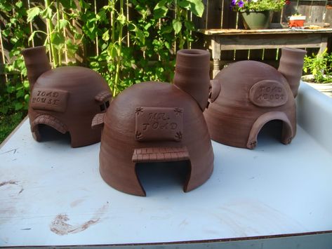 Toad House, Frog House, Slab Ceramics, Pottery Lessons, Ceramic Frogs, Frog Decor, Garden Pottery, Slab Pottery, Ceramics Pottery Art