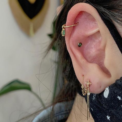 So Gold Studios (@sogoldbk) • Instagram photos and videos Instant Connection, Piercing Conch, Piercing Inspo, Cool Ear Piercings, Conch Piercing, Green Tourmaline, Pretty Jewellery, Ear Jewelry, Conch