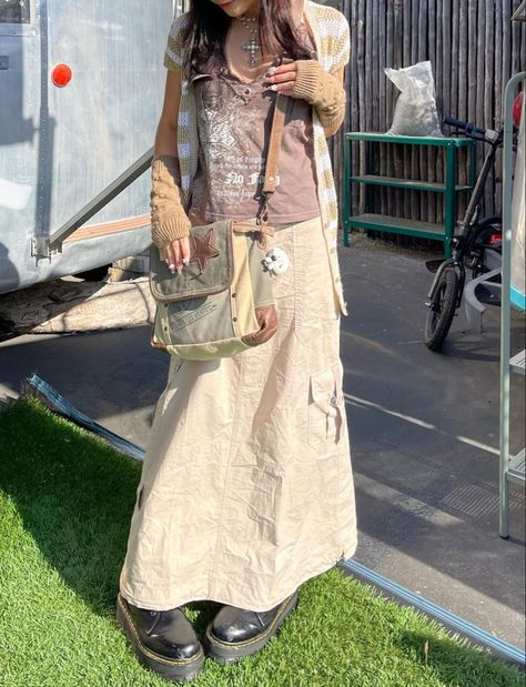 Light Brown Long Skirt Outfit, Tan Long Skirt Outfit, Khaki Long Skirt Outfit, Outfit With Brown Skirt, Long Cream Skirt Outfit, Long Tan Skirt Outfit, Long Khaki Skirt Outfit, Tan Maxi Skirt Outfit, Beige Long Skirt Outfit