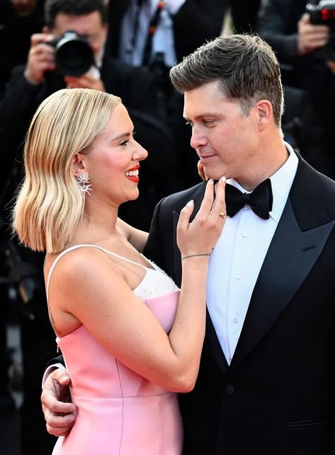 Colin Jost Reveals Why He Fell For Scarlett Johansson — And It Has To Do With Her Character | HuffPost Entertainment Colin Jost, Transformers 4, Her Personality, Beauty Foods, Night Live, Saturday Night Live, Hand In Hand, Snl, So Sorry