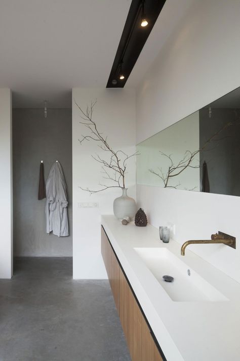 Villa Stamerbos by 70F Drømme Bad, Minimalist Dekor, Minimalist Bathroom Design, Minimalist Bathroom, Laundry In Bathroom, Decor Minimalist, House Bathroom, Bathroom Toilets, Beautiful Bathrooms