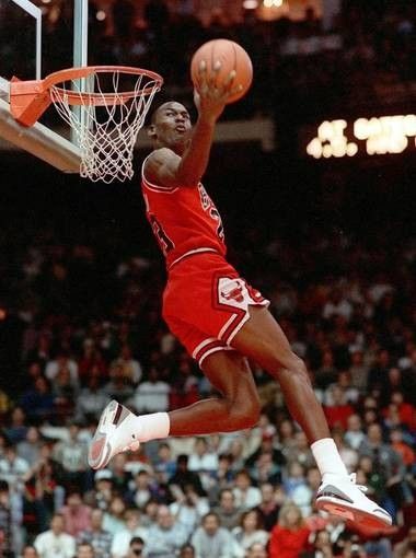 Michael winning the 1998 Slam Dunk Contest! Michael Jordan Slam Dunk, Michael Jordan Art, Michael Jordan Photos, Michael Jordan Pictures, Dominique Wilkins, Jordan Iii, Basket Nba, Michael Jordan Basketball, Best Basketball Shoes