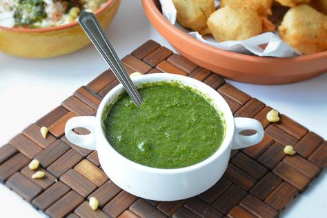 How to make Green Chutney for chaats. Step by step Green chaat Chutney recipe. Indian Chats and savory snack is incomplete without this flavorful, tangy & delicious chutney. Pudina Recipes, Mint Dip, Pudina Chutney, Coriander Recipes, Kathi Roll, Green Chutney Recipe, Indian Sauces, Coriander Chutney, Pakistani Dishes