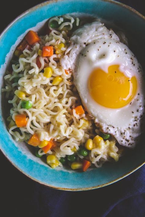 My all time favorite easy dinner recipe - 5 ingredient ramen with an egg from @sweetphi Watermelon Poke, Corn Risotto, Eggs Dinner, 15 Minute Dinners, Homemade Ramen, Ramen Noodle Recipes, Ramen Recipes, Think Food, Poke Bowl