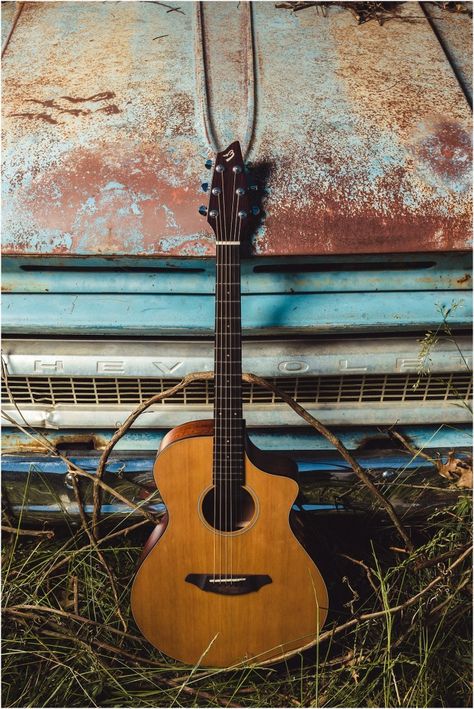 Guitar. Acustic guitar. Click to view more from this country music photo shoot plus a behind the scenes video! #country #countrymusic #singer #guitar #nashville Western Guitar Aesthetic, Country Guitar Aesthetic, Aesthetic Acoustic Guitar, Guitarist Quotes, Instruments Photography, Country Music Aesthetic, Guitar Aesthetics, Mexico Life, Old Guitar