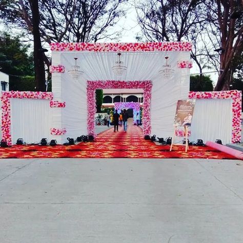 Gate Decoration With Flowers, Indian Wedding Stage Decoration, Marriage Place, Flower Gate, Stage Decoration Photos, Leaf Decor Wedding, Indian Wedding Stage, Indian Wedding Decorations Receptions, Small Wedding Decor