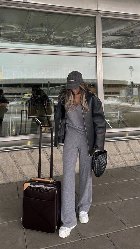 13 Best Airport Outfits To Stay Comfy and Stylish - The Wandering Girl Black Sweatpants Airport Outfit, Outfit For Flight Travel Airports, Airport Outfit Comfy Long Flight, Airplane Outfit Comfy, Iceland Autumn, Outfits To Wear On A Plane, Airport Outfit Long Flight, Airport Crush, Classy Airport Outfit