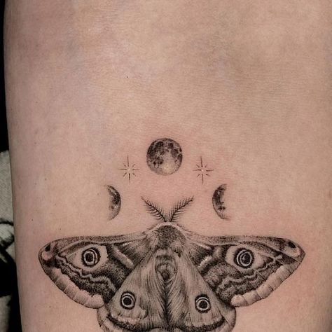 Rose’a’Line Tattoo • WIEN on Instagram: "“Moths symbolize transformation and rebirth in the darkness.” • • • Sabrina @rose_a_line.tattoo • • • #moth #mothtattoo #smalltattoo #realistictattoo #animaltattoo #animalportrait #viennatattoo #viennaartist #viennatattoostudio #tattoowien #tattoovienna #besttattoovienna #viennaink #tattooinkmag #realitaictattoo #wientattoo #realismo #realistic" Dark Moth Tattoo, C Tattoo, Moth Tattoo, Realistic Tattoo, Small Hand Tattoos, Line Tattoo, Rose A, In The Darkness, Line Tattoos