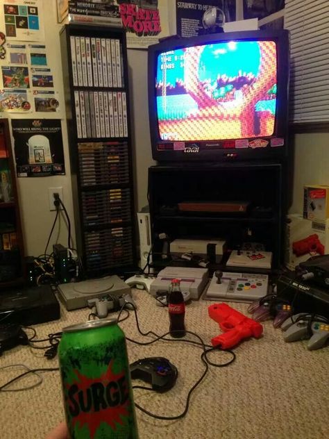 90s Gaming Aesthetic, 2000s Gaming Aesthetic, Retro Gaming Room, Ultimate Gaming Room, Retro Room Ideas, 90s Bedroom, Retro Games Room, Setup Gaming, Windows 98