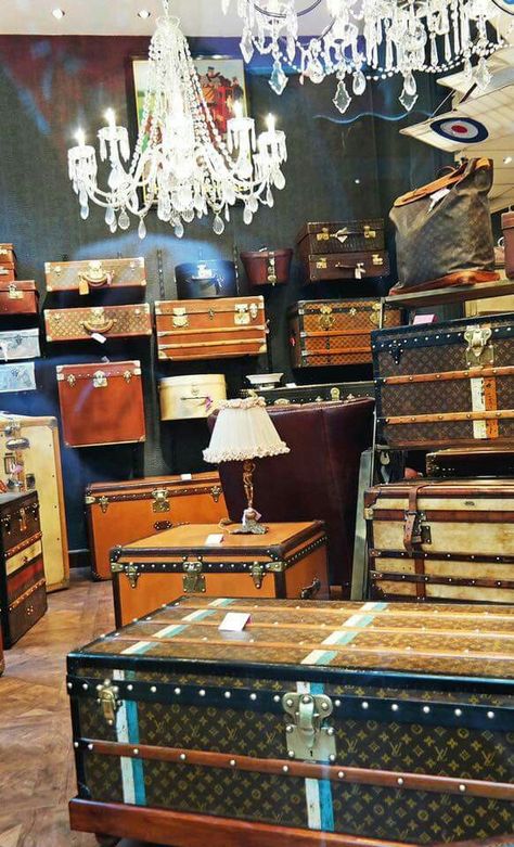 Paris Flea Market (from The Romantic French Chateau @Facebook) Modern Scandinavian Furniture, Nordic Lifestyle, Vintage Home Accessories, Paris Flea Markets, Travel Trunk, Flea Market Style, Old Suitcases, Vintage Trunks, Vintage Suitcases