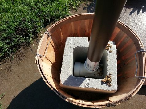 Planter umbrella stand-pvc pipe and adapter fit tightly inside of cinder block, then cover with gravel and soil! Best Patio Umbrella, Outdoor Umbrella Stand, Patio Umbrella Stand, Backyard Remodel, Backyard Garden Design, Backyard Makeover, Outdoor Umbrella, Diy Patio, Backyard Patio Designs