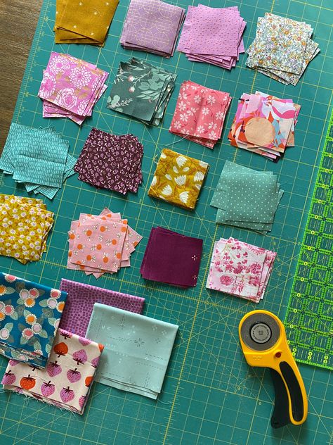 My Favorite Harken Quilt Might Be This Scrappy One – Blooming Poppies Modern Quilts Scrappy Irish Chain Quilt, Scrappy Quilts Ideas, Bonnie Hunter Scrap Quilts, Antique Quilts Patterns, Stamp Quilt, Postage Stamp Quilt, Irish Chain Quilt, Quilts Patterns, Bonnie Hunter