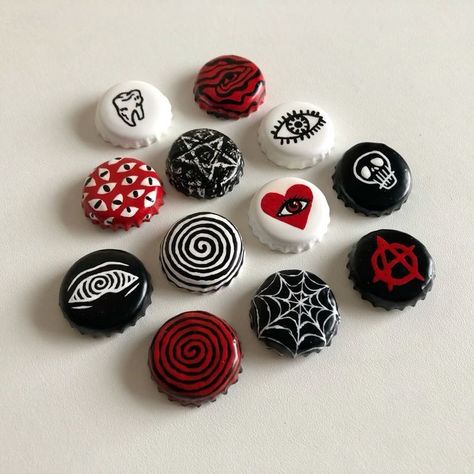 Punk Fashion Diy, Bottle Cap Crafts, Diy Pins, Fun Easy Crafts, Diy Crafts To Do, Easy Diy Art, Fun Diy Crafts, Cute Crafts, Crafts To Do