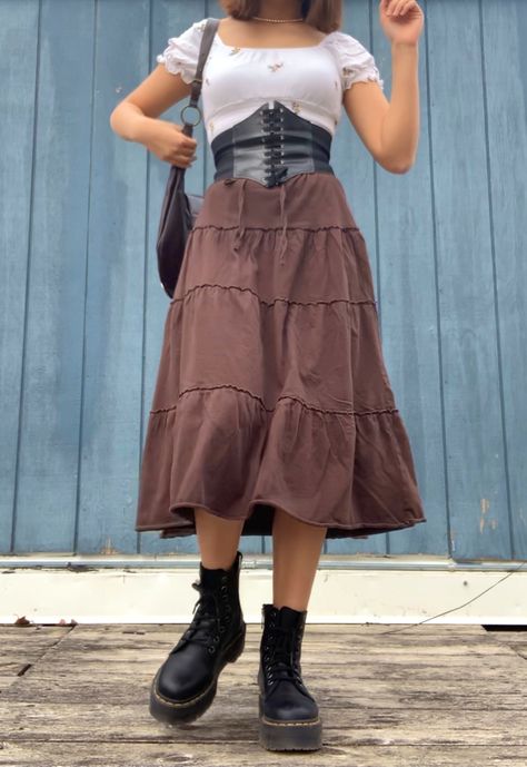 Brown Corset Belt Outfit, Waspie Corset Outfit, Pirate Aesthetic Female Outfit Casual, Corset Belt Outfit Casual, Style Corset Belt, Brown Corset Outfit, Piratecore Fashion, Casual Cottagecore Outfits, Corset Belt Outfit